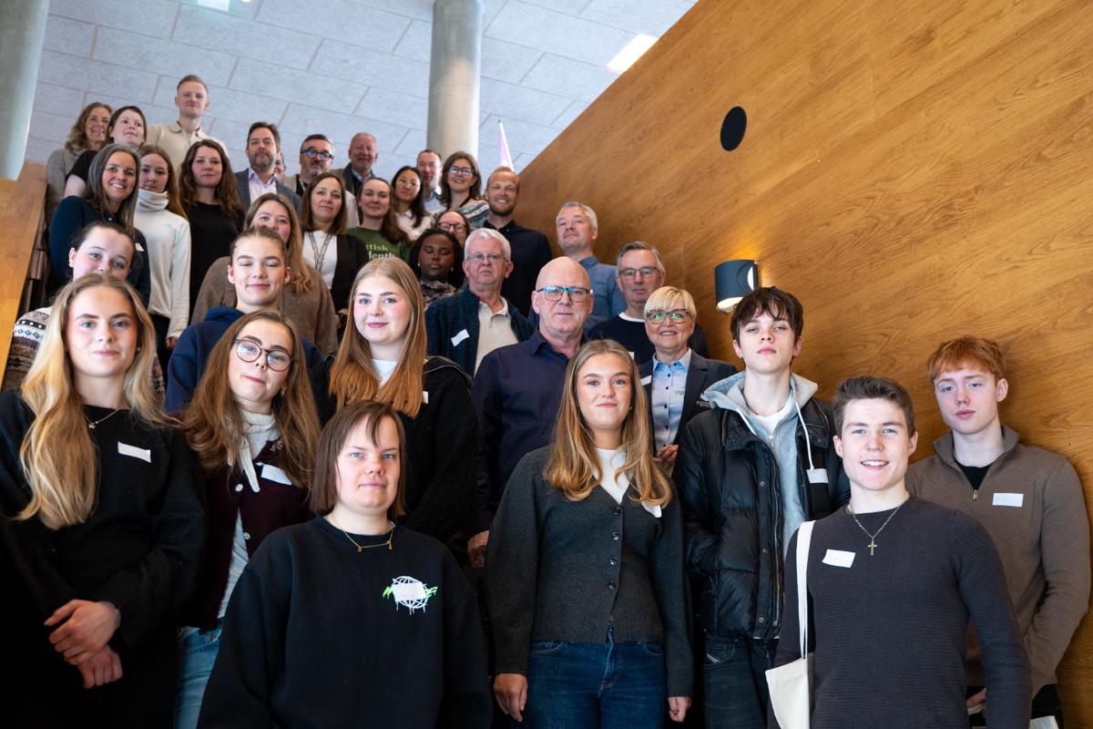 Gruppebilde av elever og l&aelig;rere i trappa p&aring; ILP, UiT i Troms&oslash;.